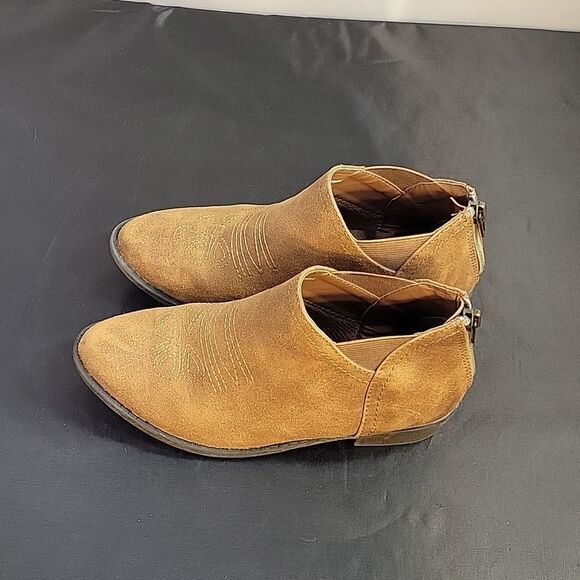 CAT&JACK BIG GIRLS SUEDE POINTED TOE BACK ZIPPER CLOSURE ANKLE BOOTIES - Picture 7 of 15